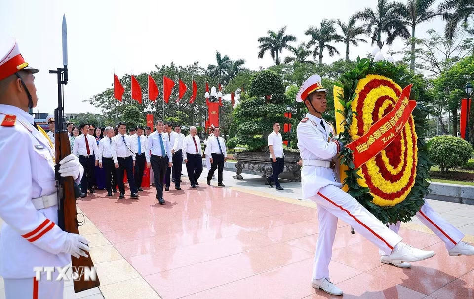 Thủ tướng Chính phủ Lê Minh Hưng dâng hoa tưởng niệm các Anh hùng Liệt sỹ thành phố Hải Phòng. (Ảnh: Dương Giang/TTXVN)