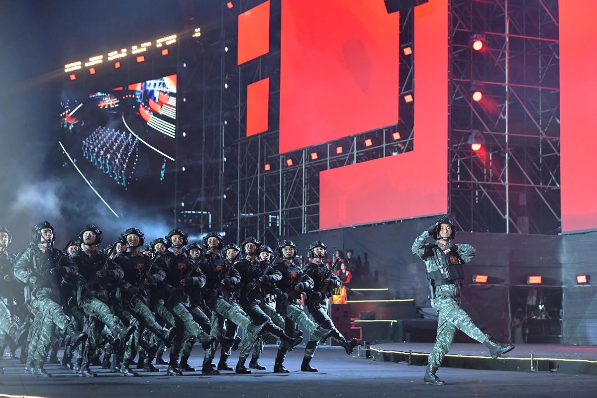 Những bước chân mạnh mẽ của các chiến sĩ.