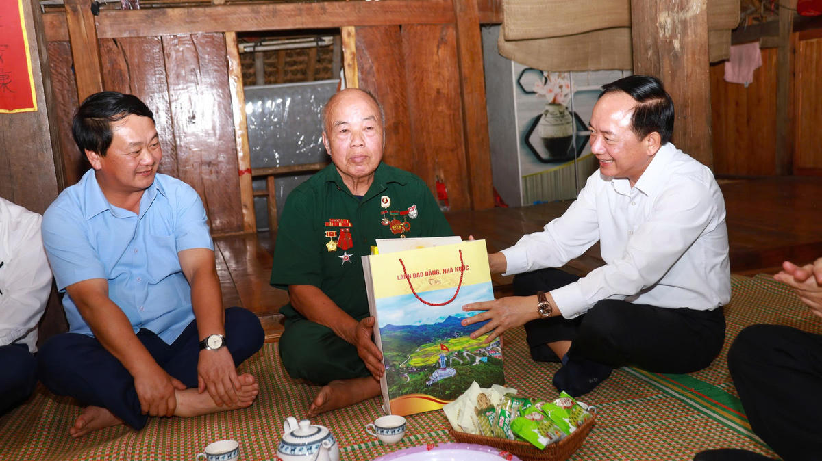 Trưởng ban Tuyên giáo và Dân vận Trung ương Trịnh Văn Quyết thăm, tặng quà gia đình ông&nbsp;Nguyễn Xuân Chè.