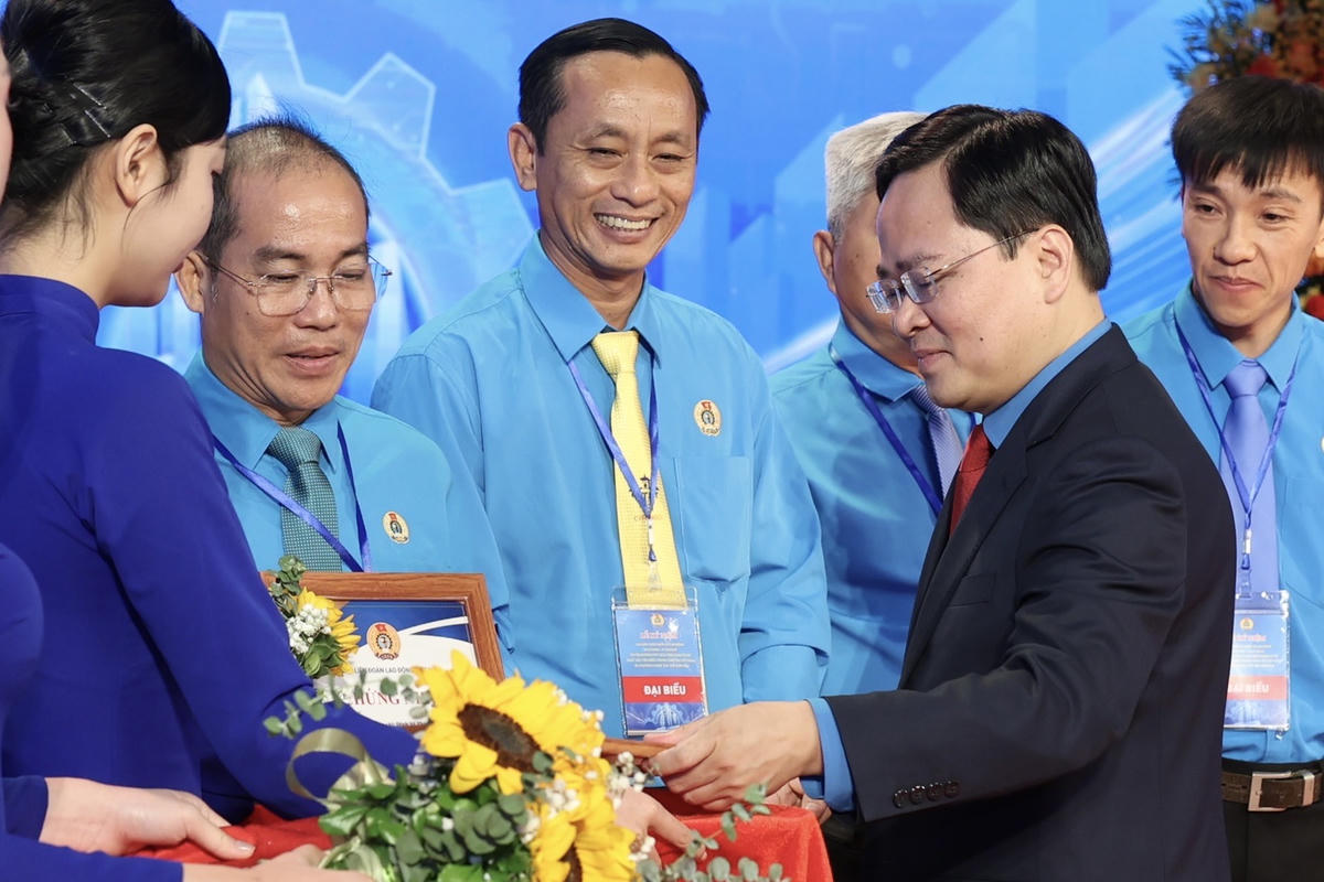 Ông Nguyễn Anh Tuấn, Ủy viên Trung ương Đảng, Phó Chủ tịch Ủy ban Trung ương MTTQ Việt Nam, Chủ tịch Tổng LĐLĐ Việt Nam trao thưởng, tuyên dương các Chủ tịch Công đoàn cơ sở xuất sắc tiêu biểu.