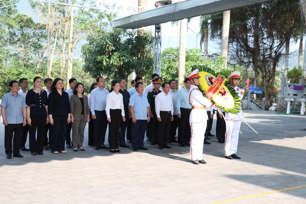 Đoàn Công tác&nbsp;viếng Nghĩa trang Liệt sĩ Vị Xuyên và Đền thờ các Anh hùng Liệt sĩ mặt trận Vị Xuyên.