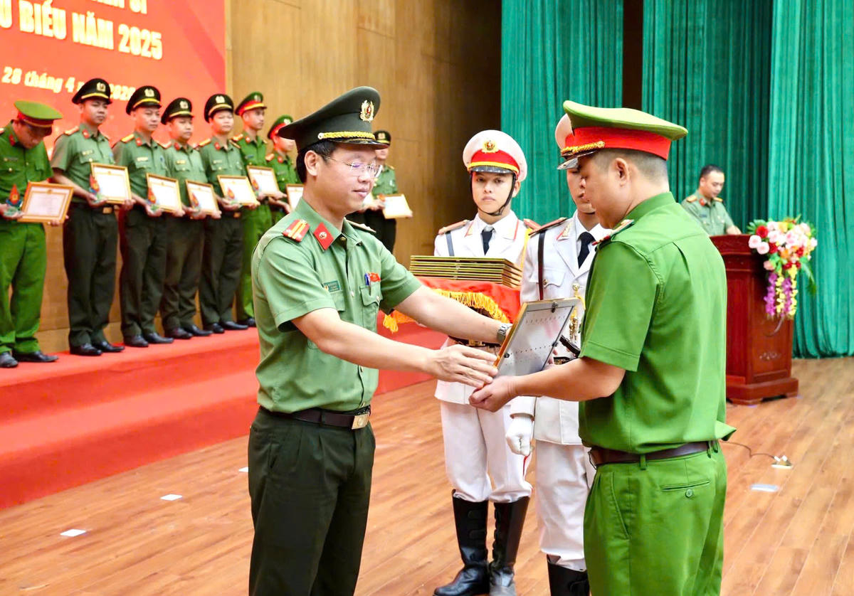 Trung tá Nguyễn Kim Trung, Phó Giám đốc Công an TP Đà Nẵng biểu dương cán bộ chiến sĩ hiến máu. Ảnh: Nguyễn Tú.