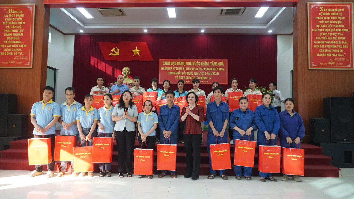 Phó Thủ tướng Phạm Thị Thanh Trà và Phó Bí thư Tỉnh ủy, Chủ tịch Ủy ban MTTQ Việt Nam tỉnh Lào Cai Giàng Thị Dung trao quà cho người dân. Ảnh: Hoàng Hữu.