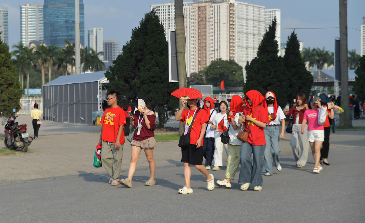 Người dân mang theo cờ, băng rôn, thể hiện niềm tự hào và sự háo hức hướng về chương trình. 