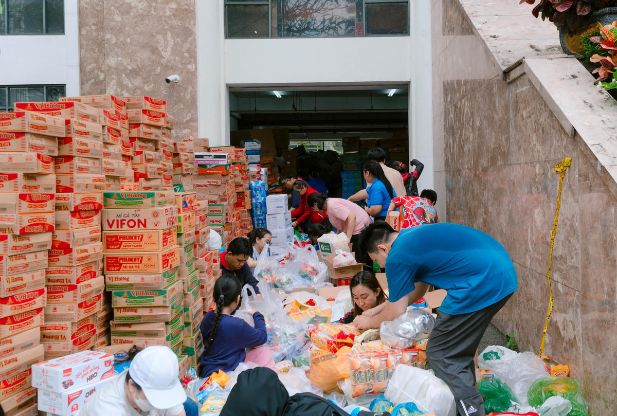 Những ngày mưa lũ, tại TP Hồ Chí Minh đã xuất hiện nhiều nghĩa cử cao đẹp hướng tới đồng bào. Ảnh: Q.Định.