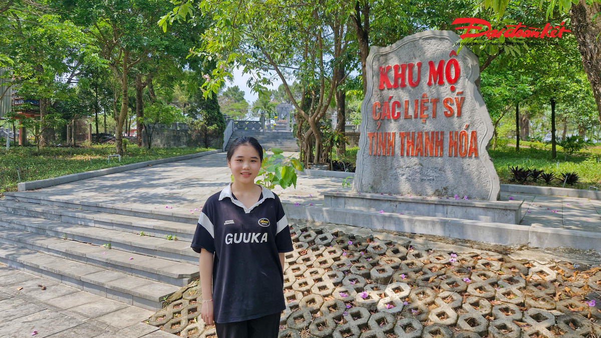 Cháu Đỗ Thị Quỳnh Anh (17 tuổi, quê ở tỉnh Thanh Hóa) cho biết, cháu rất xúc động, biết ơn các Anh hùng liệt sĩ đã mang lại nền hòa bình, độc lập và hứa, sẽ cố gắng học tập tốt để xứng đáng với sự hy sinh anh dũng ấy. Ảnh: Đỗ Văn.