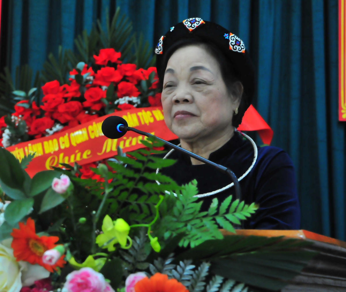 Bà Hà Thị Khiết, nguyên Bí thư Trung ương Đảng, nguyên Trưởng Ban Dân vận Trung ương, nguyên Bí thư Tỉnh ủy Tuyên Quang, Phó Chủ tịch không chuyên trách Ủy Ban Trung ương MTTQ Việt Nam phát biểu tại buổi lễ. Ảnh: Xuân Trường.