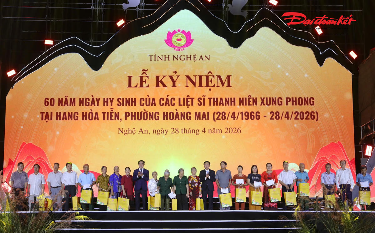 Thay mặt lãnh đạo tỉnh, ông Võ Trọng Hải – Chủ tịch UBND tỉnh Nghệ An, cùng đại diện lãnh đạo Tổng Công ty Đường sắt Việt Nam đã tặng quà cho cựu thanh niên xung phong và các thân nhân gia đình liệt sĩ tại buổi tri ân. Ảnh: ĐB