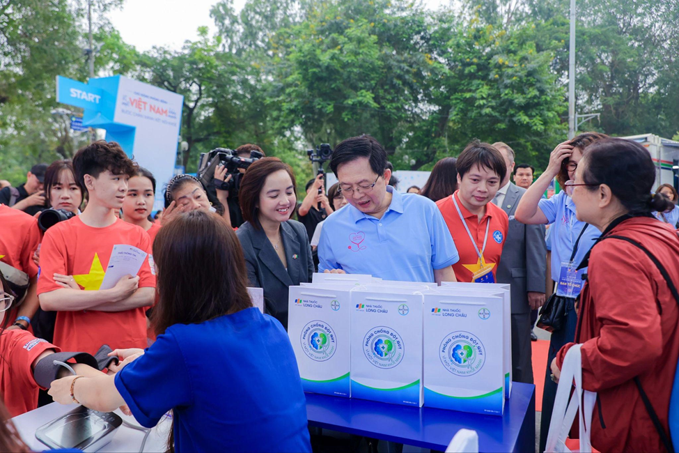 Long Châu đã và đang phối hợp cùng các đối tác y tế triển khai chương trình tầm soát, dự phòng đột quỵ và mở rộng điểm sàng lọc tim mạch, tăng huyết áp trên toàn quốc.