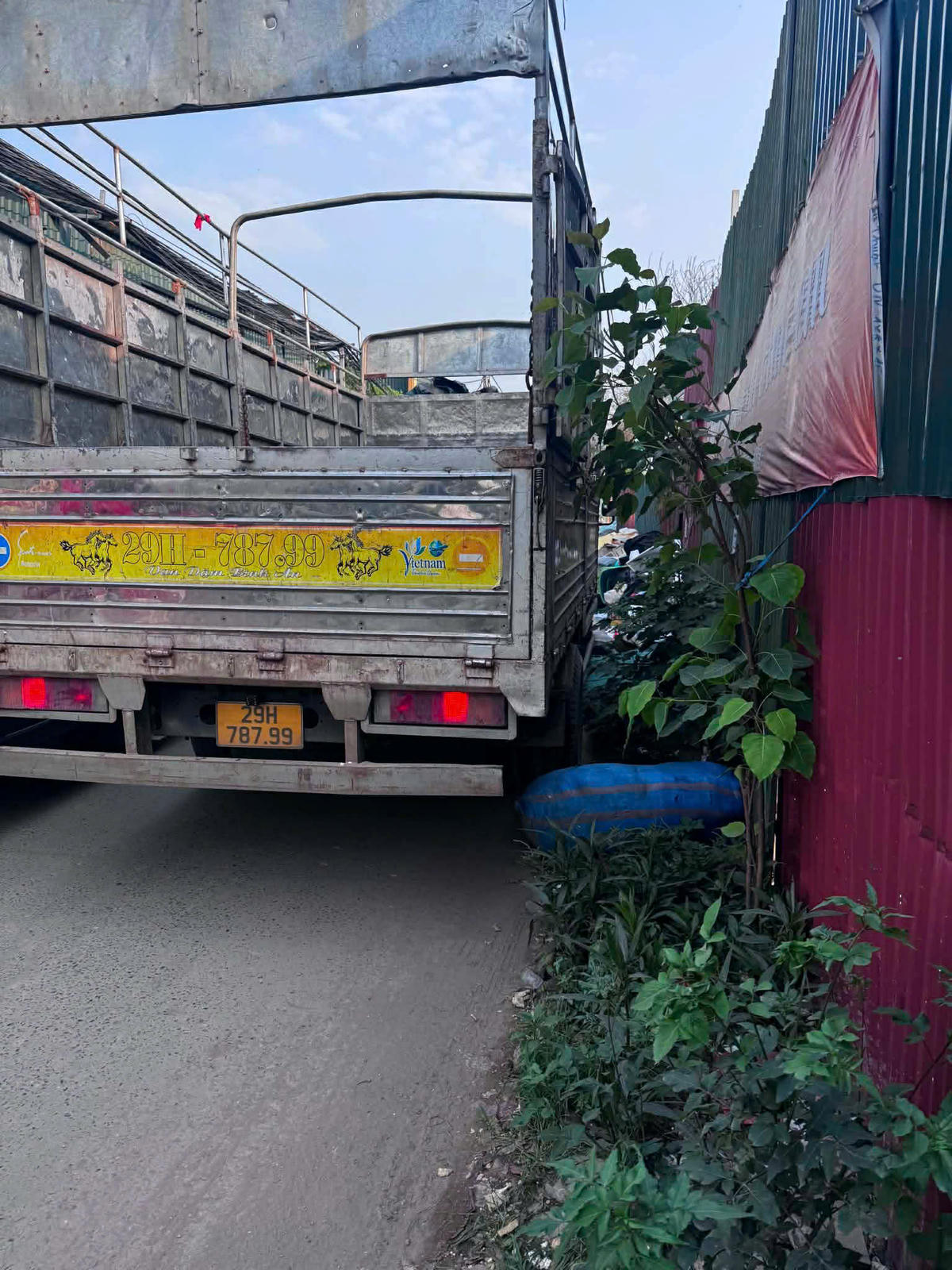 Khu vực này thường xuyên xảy ra ùn tắc vì rác thải chiếm gần nửa lòng đường.