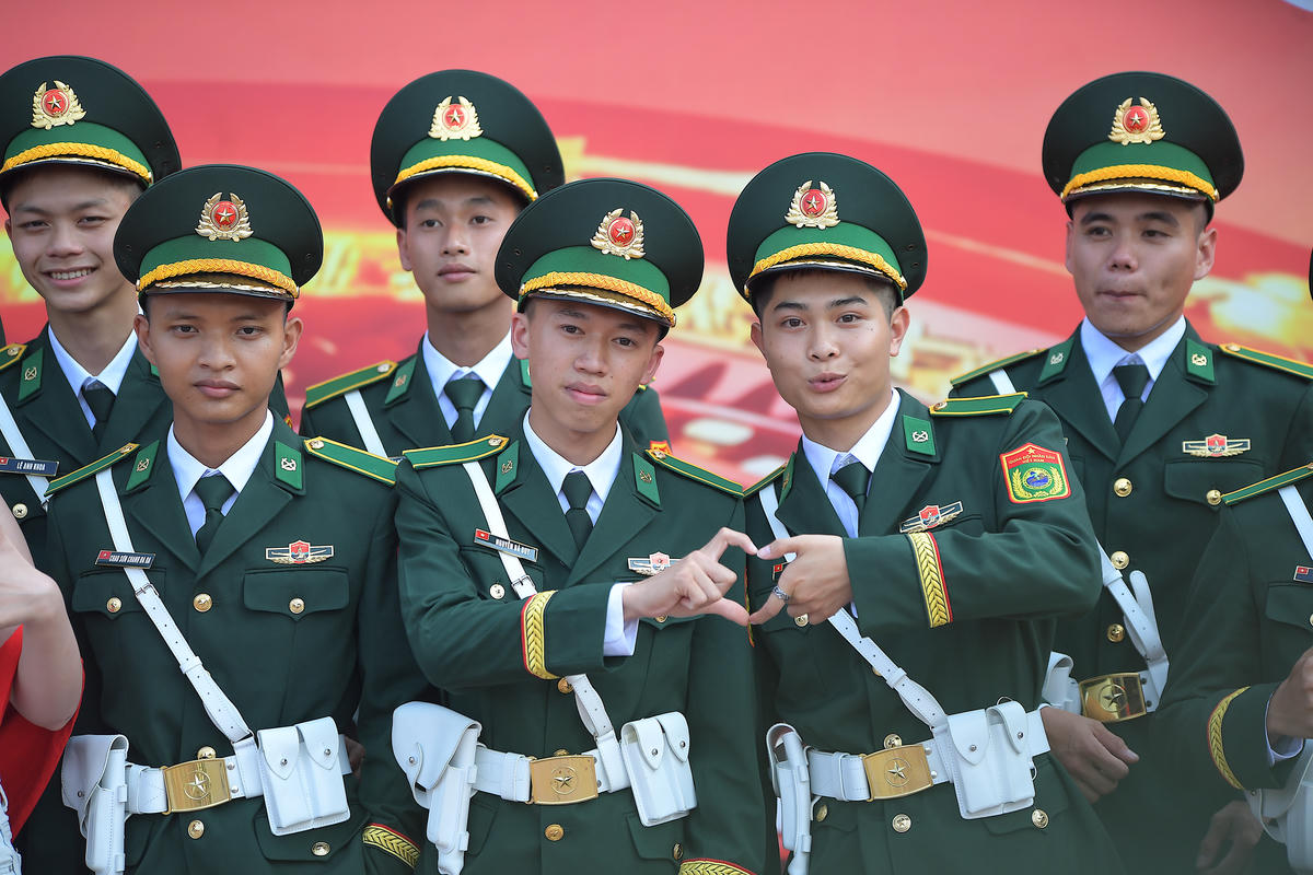 Những chiến sĩ trẻ tạo hình trái tim, lan tỏa năng lượng tích cực và tình yêu Tổ quốc.