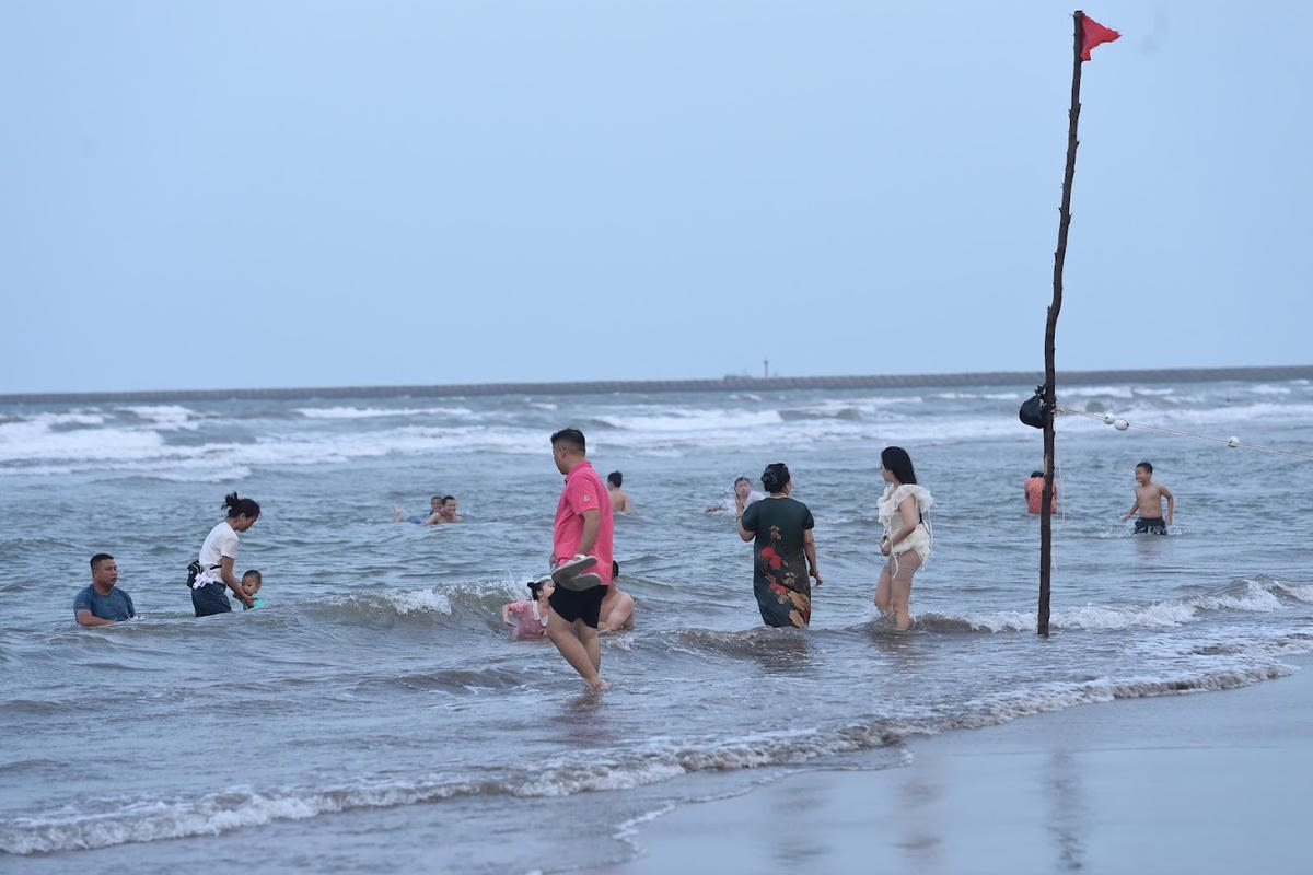 Du khách trải nghiệm tắm biển tại Khu du lịch biển Thịnh Long, tỉnh Ninh Bình trong chiều ngày 28/4. Ảnh: Duy Hưng.