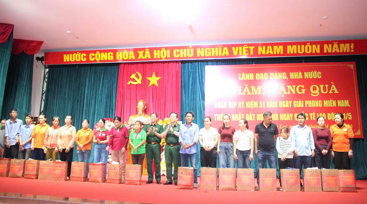 Đại tướng Nguyễn Trọng Nghĩa tặng quà cho gia đình chính sách, người lao động ở tỉnh Gia Lai. Ảnh: CĐ.