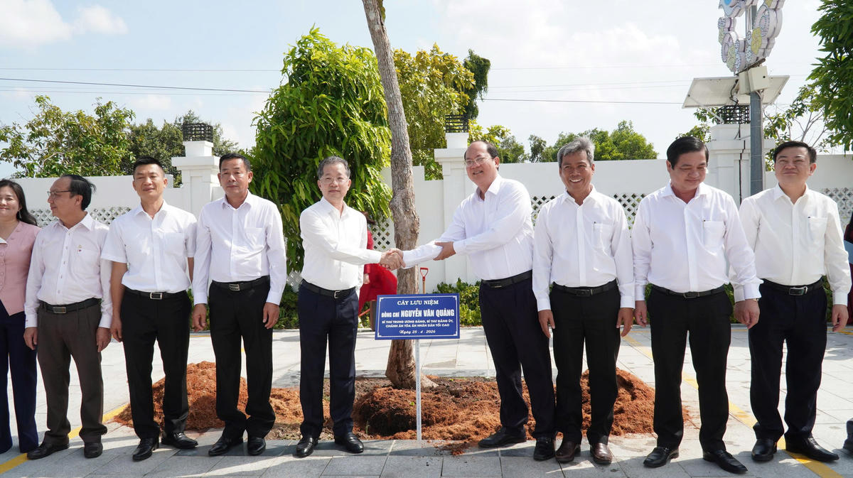 Bí thư Trung ương, Chánh án Tòa án nhân dân tối cao Nguyễn Văn Quảng và lãnh đạo tỉnh Cà Mau trồng cây lưu niệm tại Trung tâm văn hóa phường An Xuyên, tỉnh Cà Mau. Ảnh: Nguyên Du