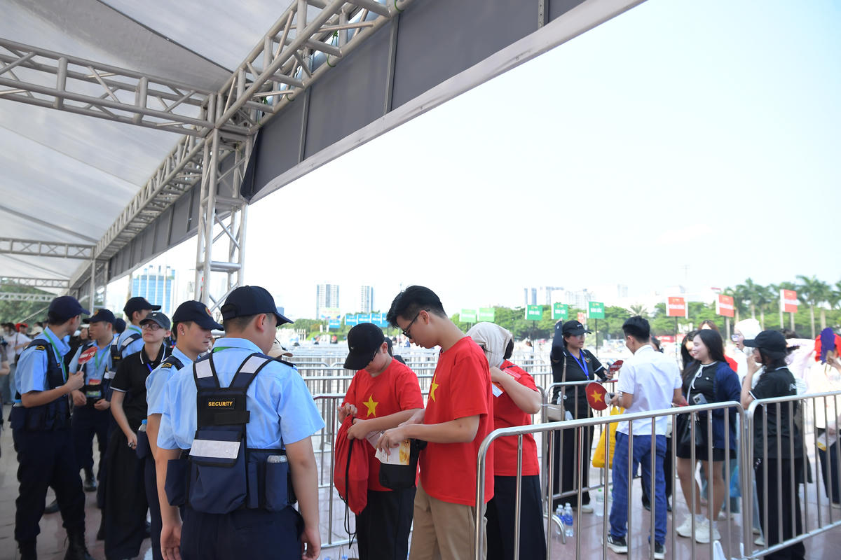 Lực lượng chức năng túc trực, hướng dẫn người dân di chuyển, đảm bảo an ninh trật tự khu vực tổ chức. 