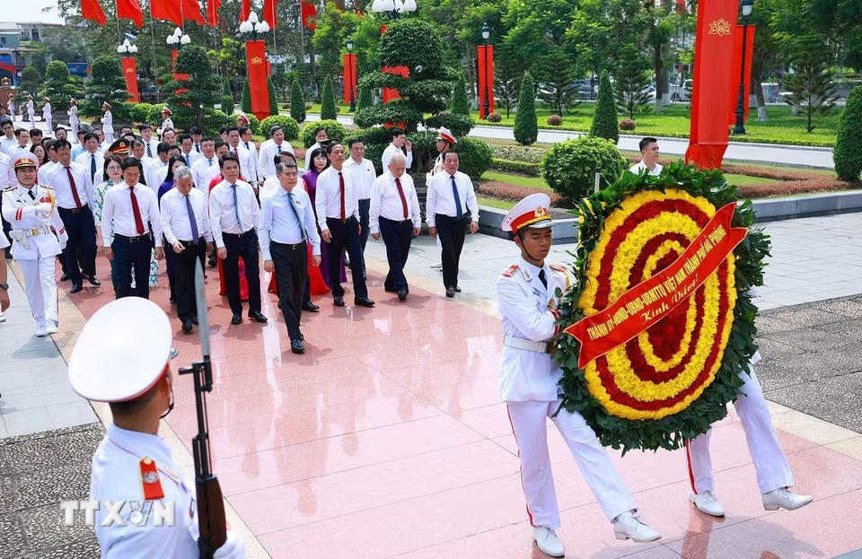 Thủ tướng Lê Minh Hưng dâng hương, hoa tưởng niệm các Anh hùng Liệt sỹ thành phố Hải Phòng. (Ảnh: Dương Giang/TTXVN)