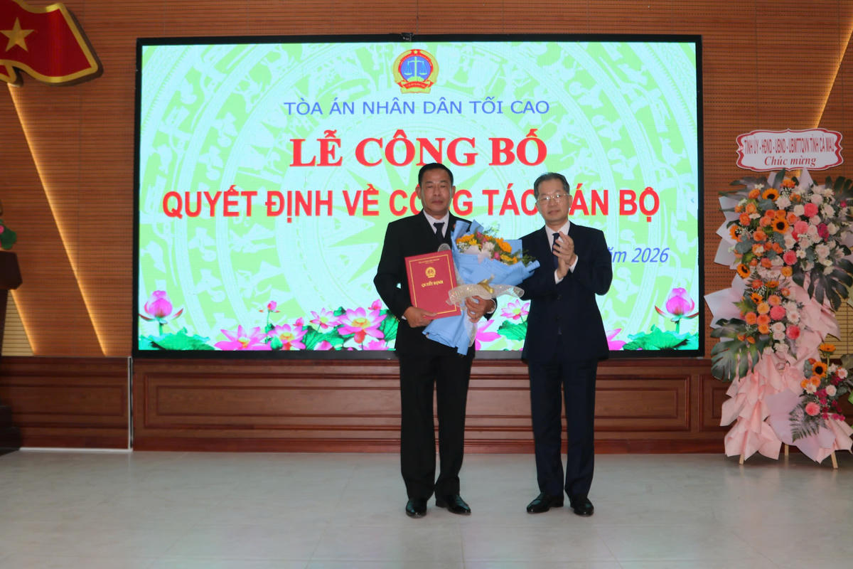 Chánh án Tòa án nhân dân tối cao Nguyễn Văn Quảng trao Quyết định và tăng hoa cho tân Chánh án Tòa án nhân dân tỉnh Cà Mau Võ Kế Nghiệp. Ảnh: Nguyên Du.