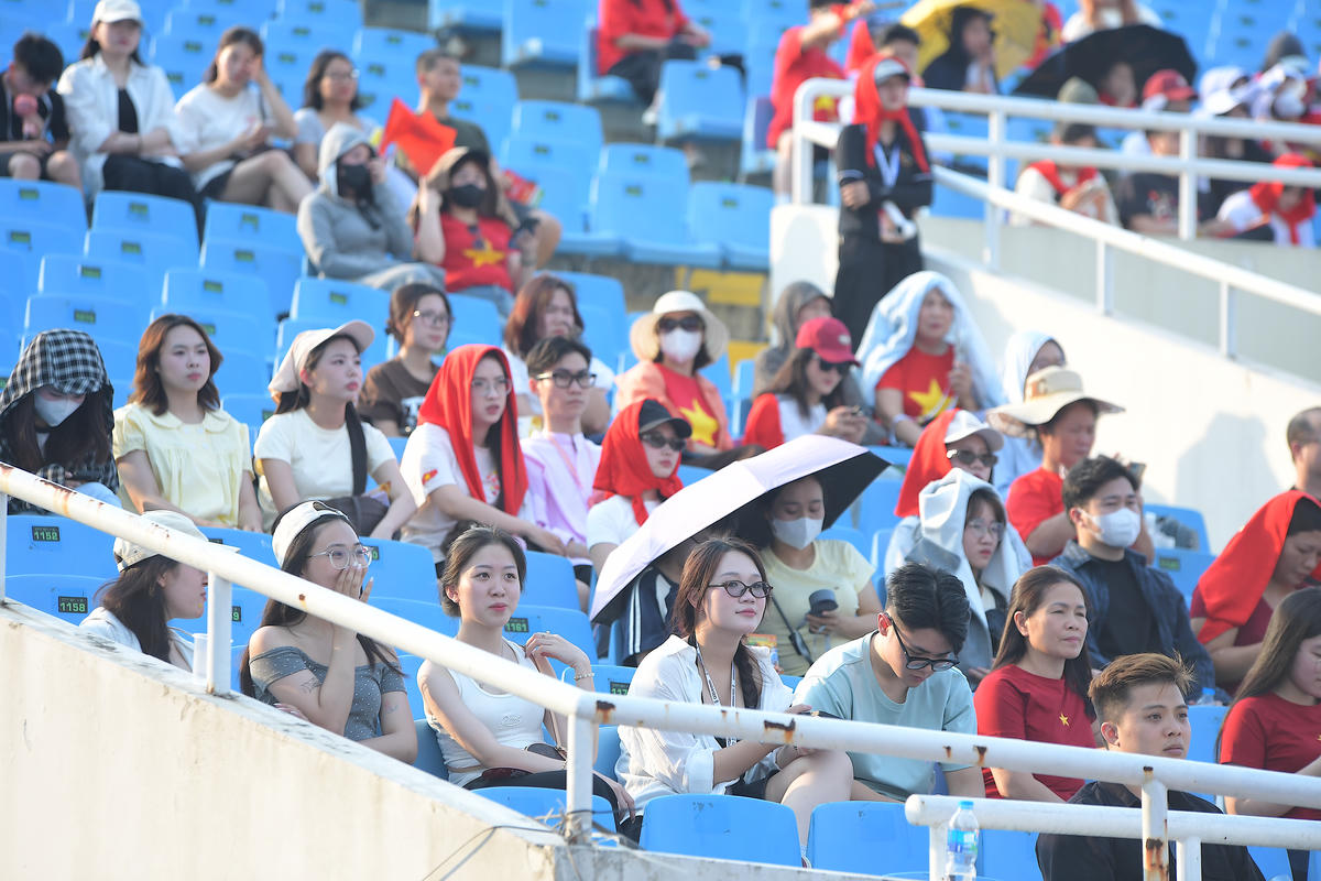 Những gương mặt rạng rỡ dưới cái nắng gay gắt, không giấu được niềm háo hức trước giờ diễn.