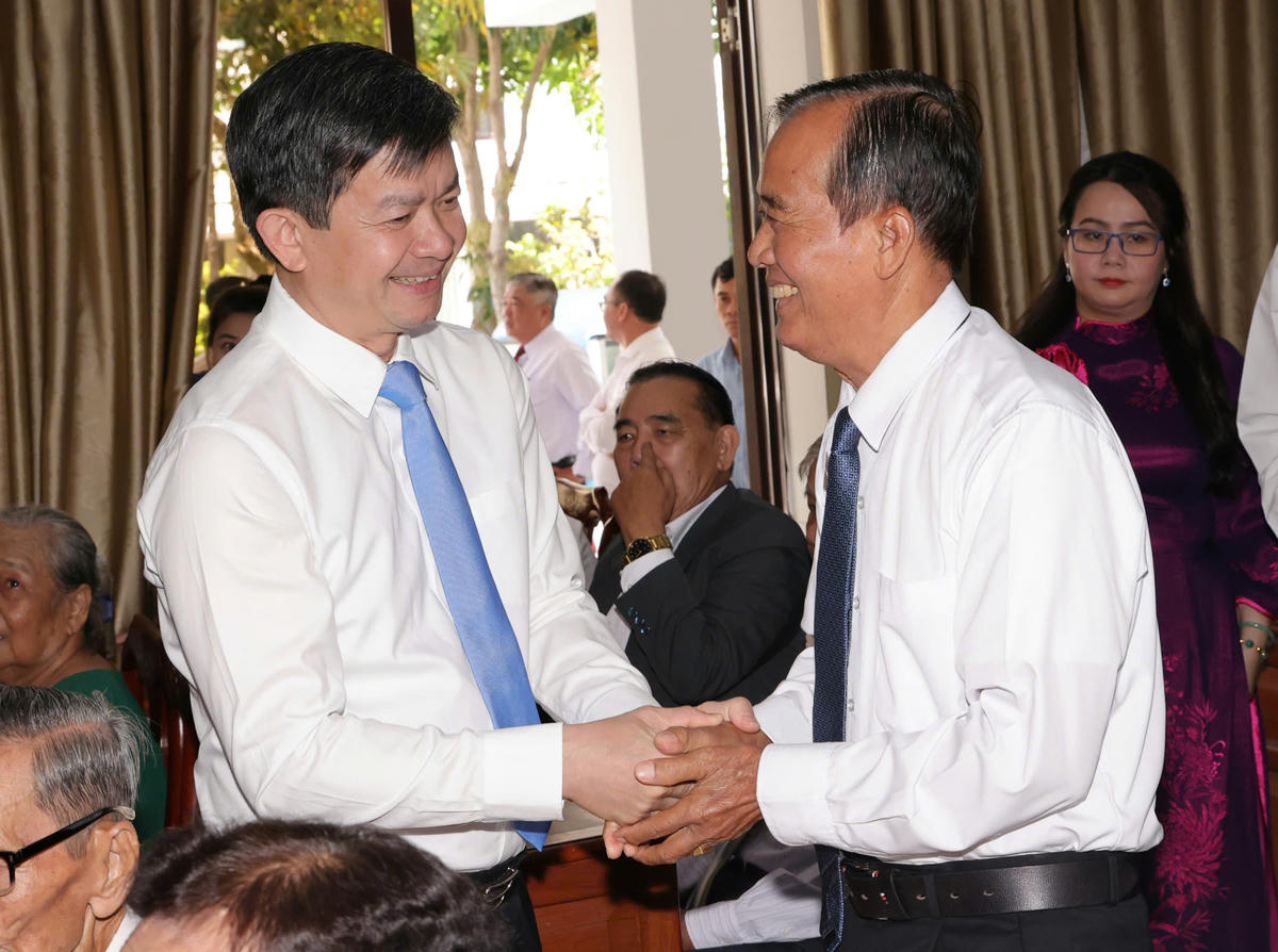 Ủy viên Ban chấp hành Trung ương Đảng, Bí thư Thành ủy Cần Thơ Lê Quang Tùng ân cần thăm hỏi các đại biểu. Ảnh Phạm Ngọc&nbsp;