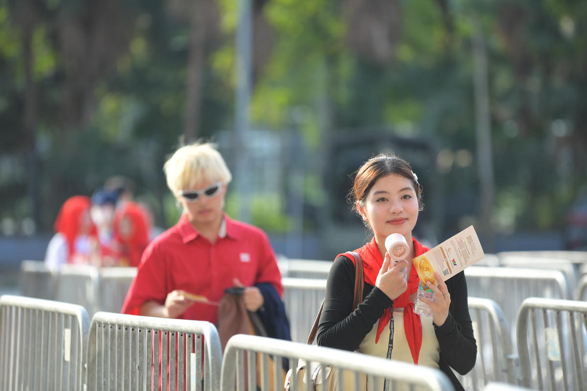 Nụ cười rạng rỡ của bạn trẻ mang theo niềm háo hức chờ đón đêm nghệ thuật “Âm vang Tổ quốc”.