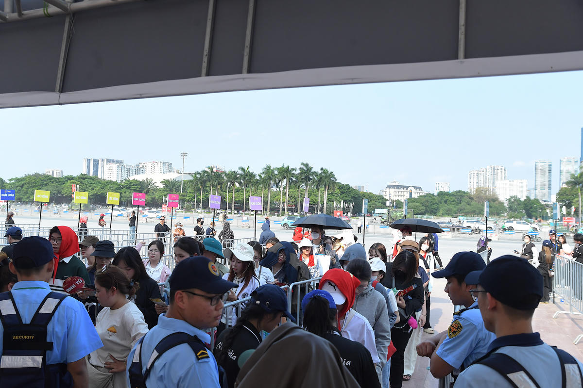 Từ rất sớm, đông đảo người dân đã có mặt tại khu vực Sân vận động Quốc gia Mỹ Đình để chờ đón chương trình “Âm vang Tổ quốc”.