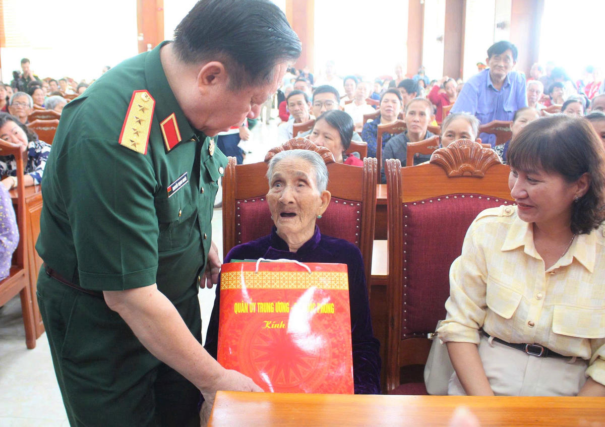 Đại tướng Nguyễn Trọng Nghĩa tặng quà cho người có công với cách mạng ở tỉnh Gia Lai. Ảnh: CĐ.