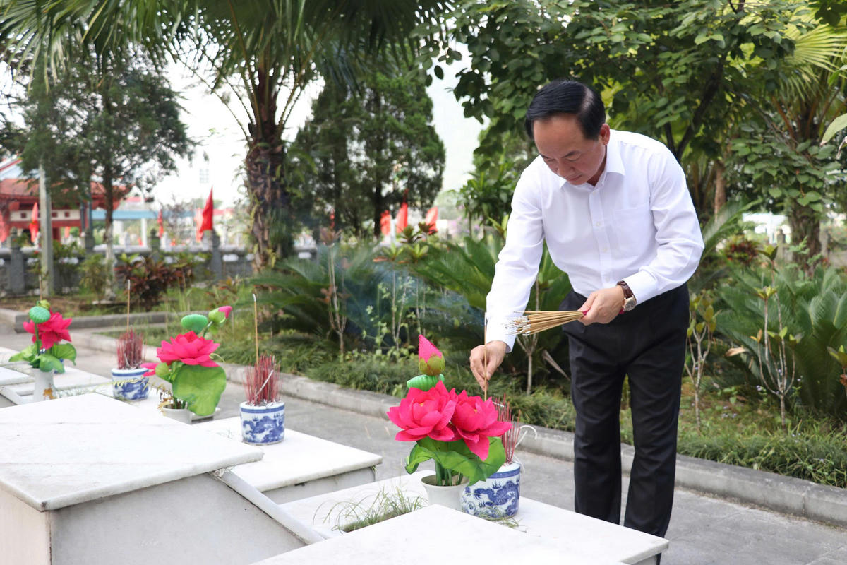 Trưởng ban Tuyên giáo và Dân vận Trung ương Trịnh Văn Quyết&nbsp;tri ân các Anh hùng liệt sĩ đã ngã xuống vì độc lập, tự do của Tổ quốc.