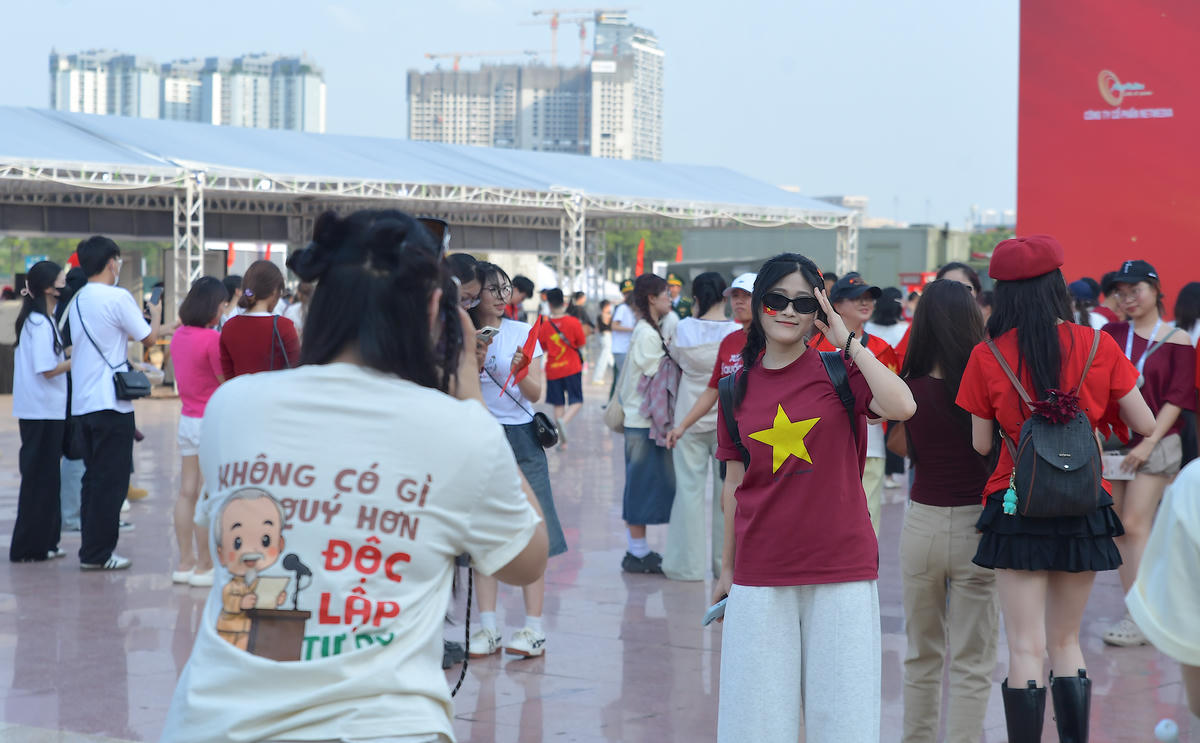 Không khí trước sân vận động rộn ràng, cờ đỏ sao vàng xuất hiện khắp nơi, tạo nên sắc màu rực rỡ. 
