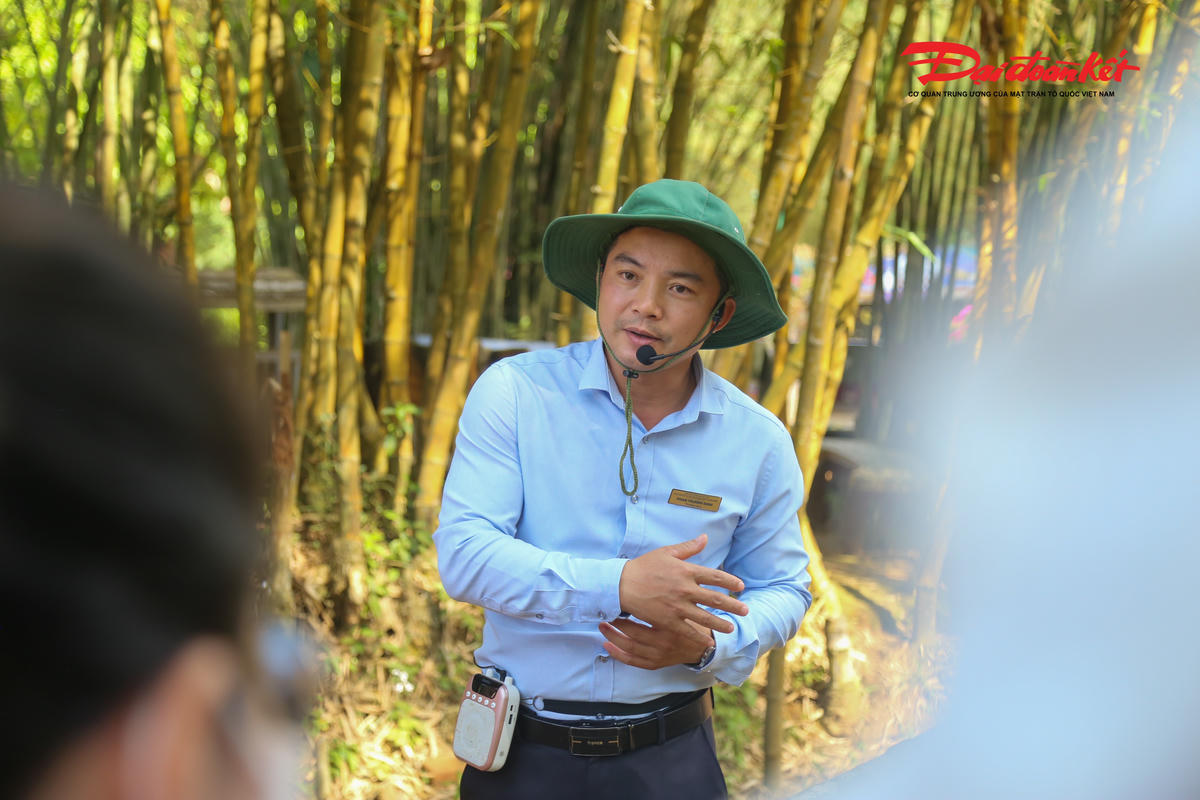 Còn theo ông Phan Trường Định, Trưởng ban Quản lý Di tích quốc gia đặc biệt Địa đạo Vịnh Mốc, đơn vị đã bán ra khoảng 1.700 vé trong dịp này, nếu tính cả khách được miễn giảm giá, những ngày qua ước tính có khoảng 2.500 lượt khách đã đến tham quan Địa đạo Vịnh Mốc. Ảnh: Đỗ Văn.