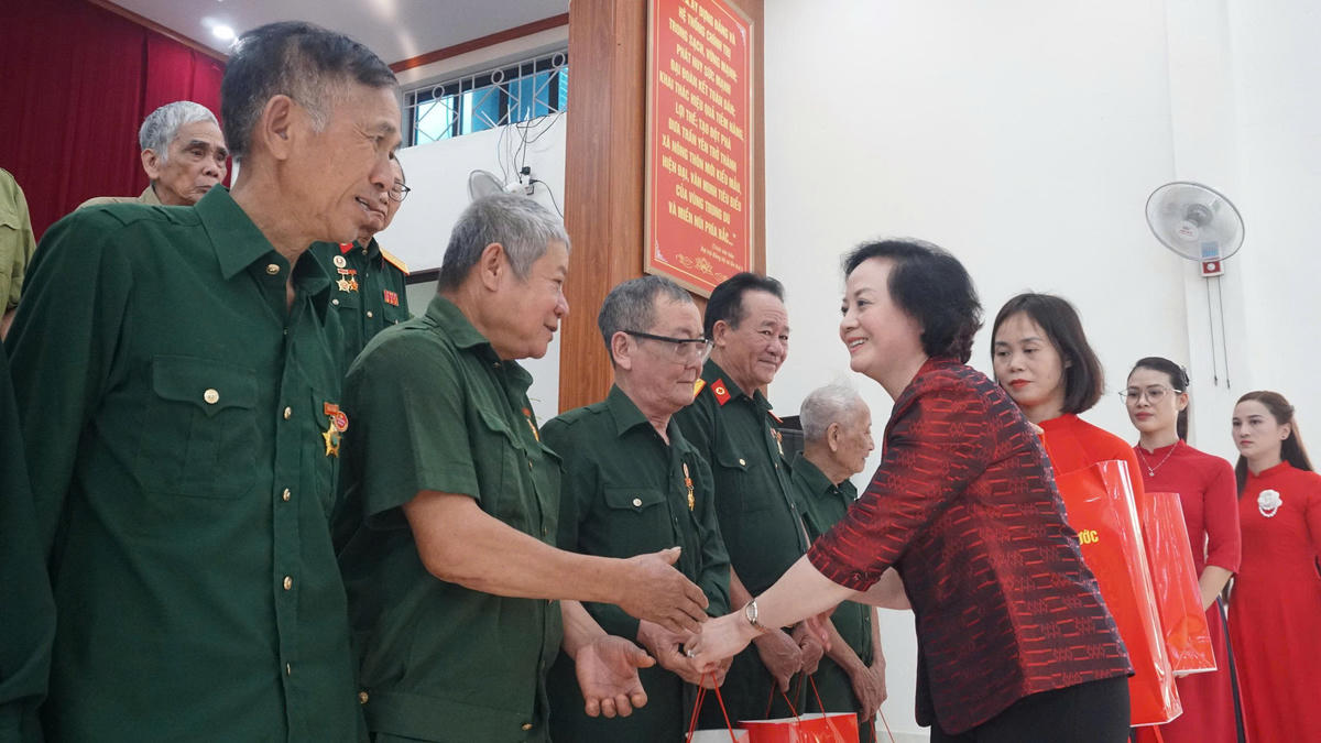 Phó Thủ tướng Phạm Thị Thanh Trà tặng quà cho người dân. Ảnh: Hoàng Hữu.