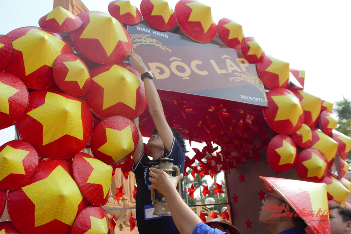 TP Hồ Chí Minh: Khu tưởng niệm Vườn Cau Đỏ thu hút giới trẻ dịp lễ 30/4