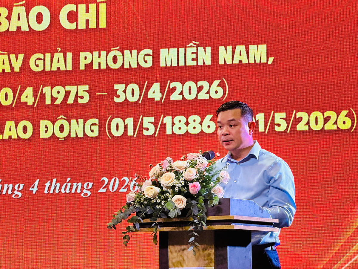 Chủ tịch UBND tỉnh Đỗ Hữu Huy phát biểu tại buổi gặp mặt. Ảnh: Thanh Nga.