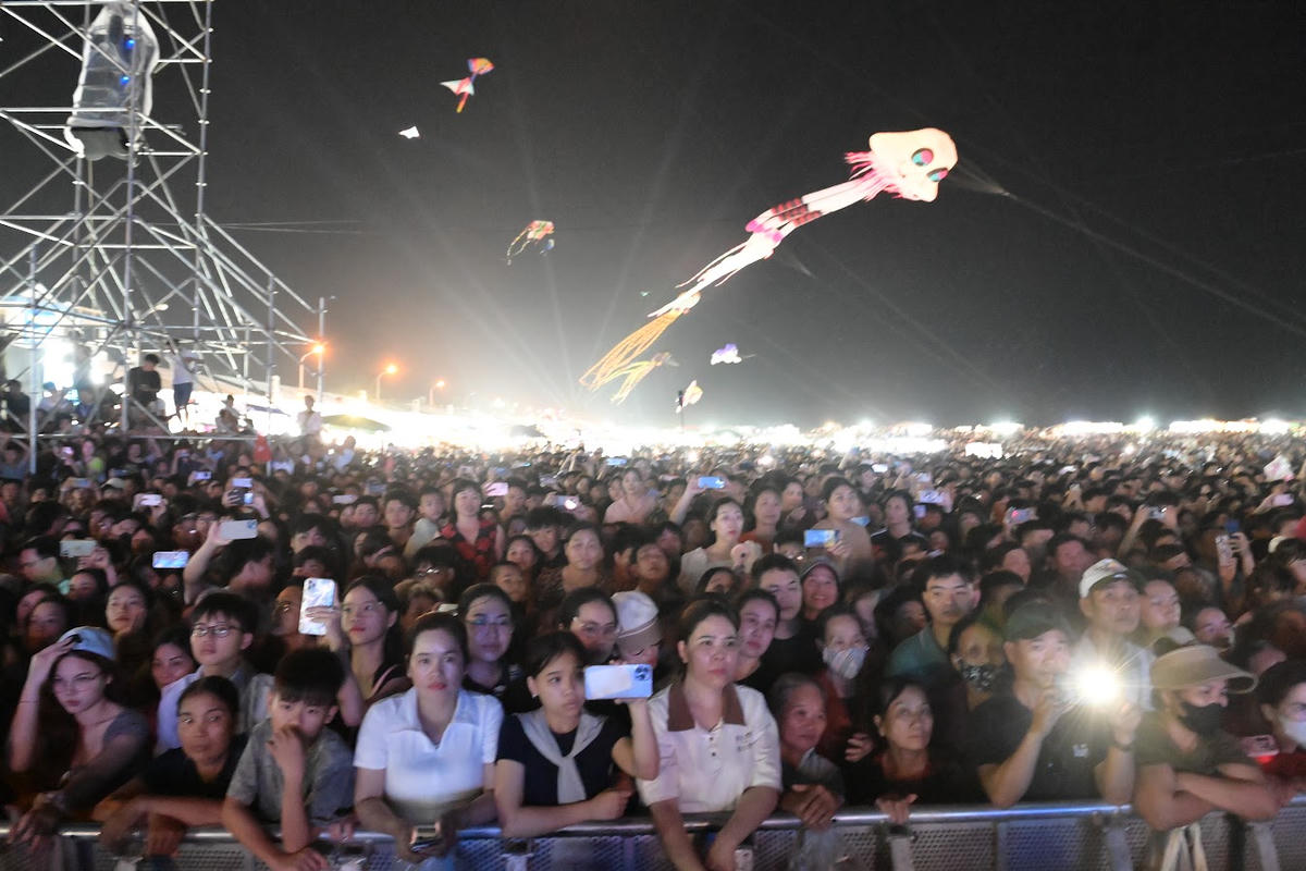Rất đông du khách trong và ngoài địa phương tham dự chương trình. Ảnh: Duy Hưng.
