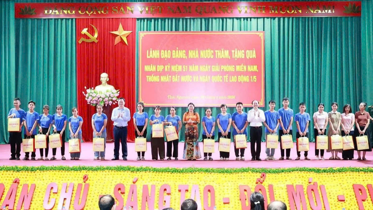 Lãnh đạo Hội đồng Dân tộc Quốc Hội và Tỉnh ủy Thái Nguyên tặng quà cho người lao động có hoàn cảnh khó khăn. Ảnh: Nguyễn Toán.