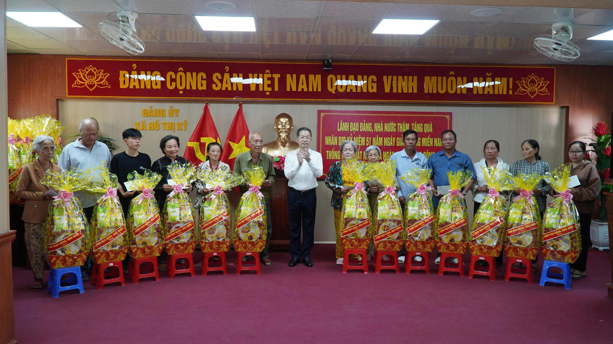 Bí thư Trung ương, Chánh án Tòa án nhân dân tối cao Nguyễn Văn Quảng tặng quà cho đình chính sách, người có công, hộ nghèo và công nhân lao động có hoàn cảnh khó khăn tại xã Hồ Thị Kỷ, tỉnh Cà Mau. Ảnh: Nguyên Du