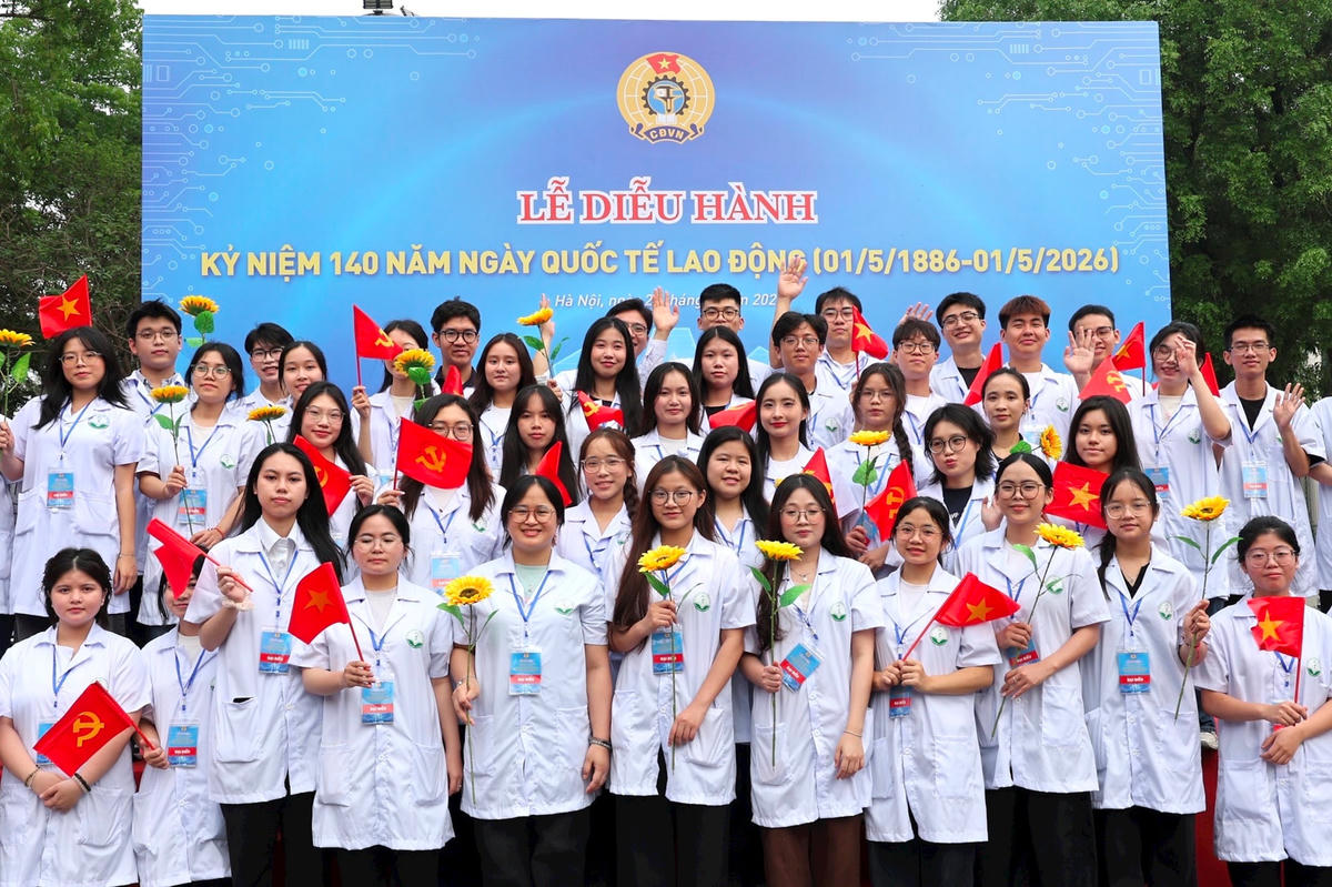 Công nhân lao động diễu hành chào mừng kỷ niệm 140 năm Ngày Quốc tế Lao động