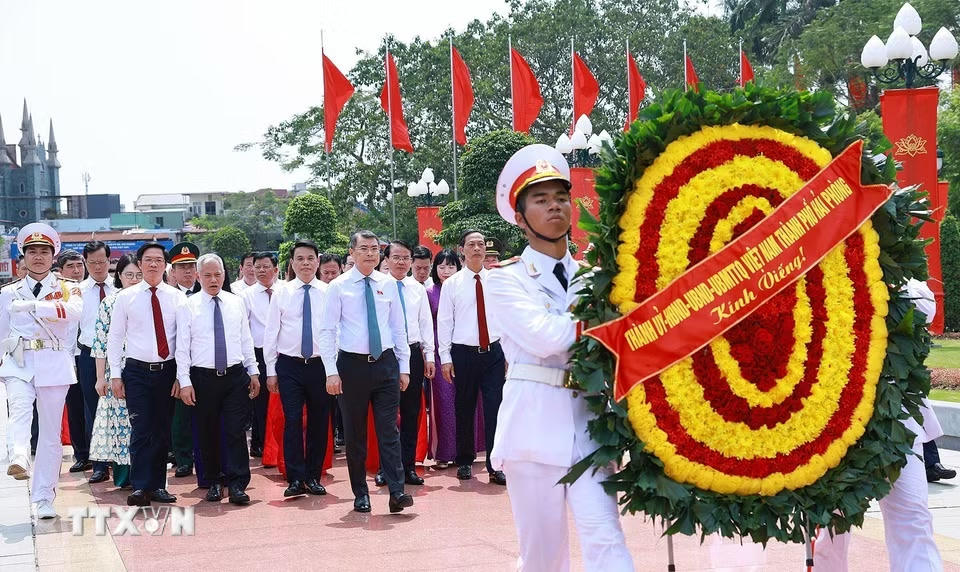 Thủ tướng Chính phủ Lê Minh Hưng dâng hoa tưởng niệm các Anh hùng Liệt sỹ thành phố Hải Phòng. (Ảnh: Dương Giang/TTXVN)