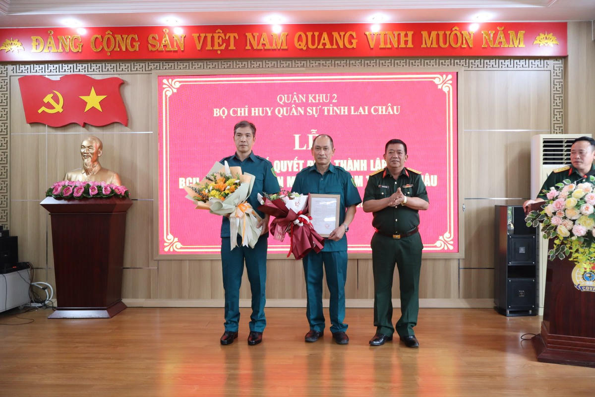 Đại tá Hoàng Thanh Bình - Phó Chỉ huy trưởng Bộ CHQS tỉnh Lai Châu trao Quyết định thành lập Ban CHQS tự vệ Ủy ban MTTQ Việt Nam tỉnh Lai Châu. Ảnh: Cổng TTĐT tỉnh Lai Châu.