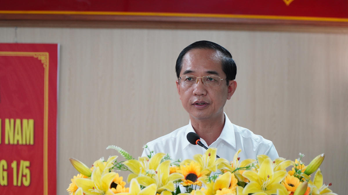 Phó Bí thư Tỉnh ủy, Chủ tịch Ủy ban MTTQ Việt Nam tỉnh Cà Mau Hồ Thanh Thủy thông tin về tình hình phát triển kinh tế xã hội sau khi hợp nhất tỉnh đến Đoàn công tác. Ảnh: Nguyên Du