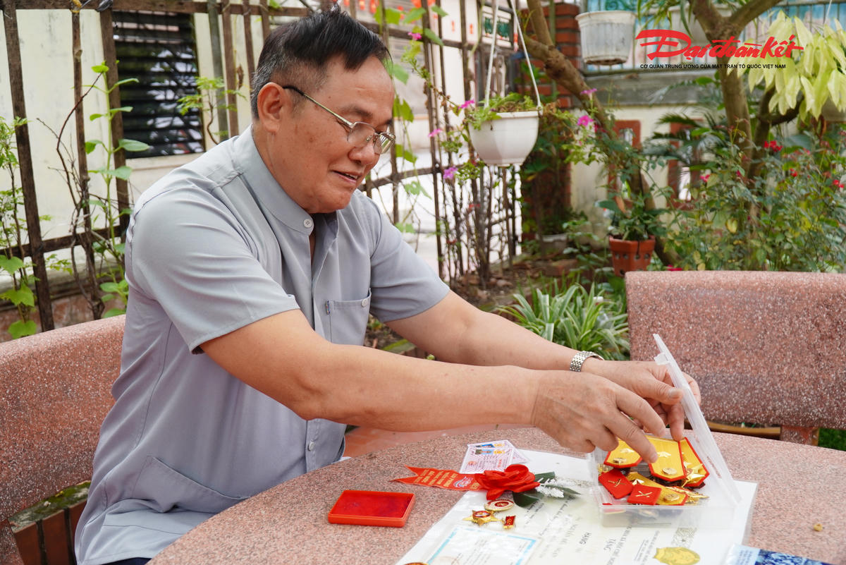 Những ký ức trong Ngày Giải phóng miền Nam, thống nhất đất nước luôn lưu giữ trong trái tim người cựu chiến binh Nguyễn Đức Ngạn. Ảnh: HN.