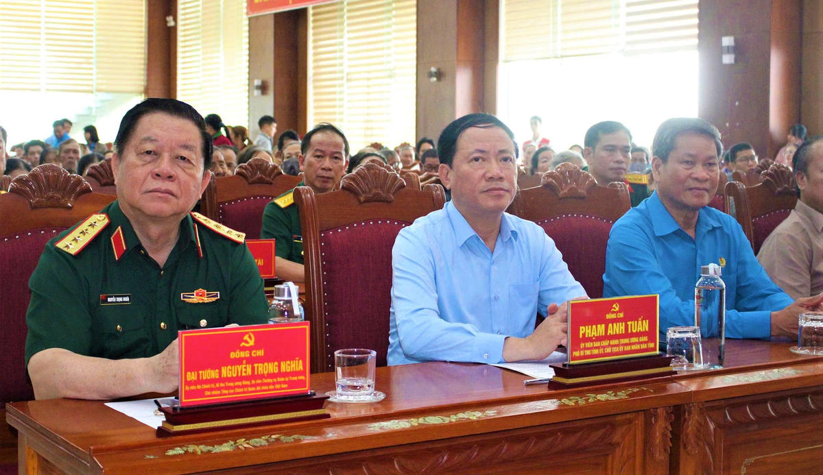 Đại tướng Nguyễn Trọng Nghĩa (bên trái) và Chủ tịch UBND tỉnh Gia Lai Phạm Tuấn Anh tham dự buổi lễ tặng quà. Ảnh: CĐ.