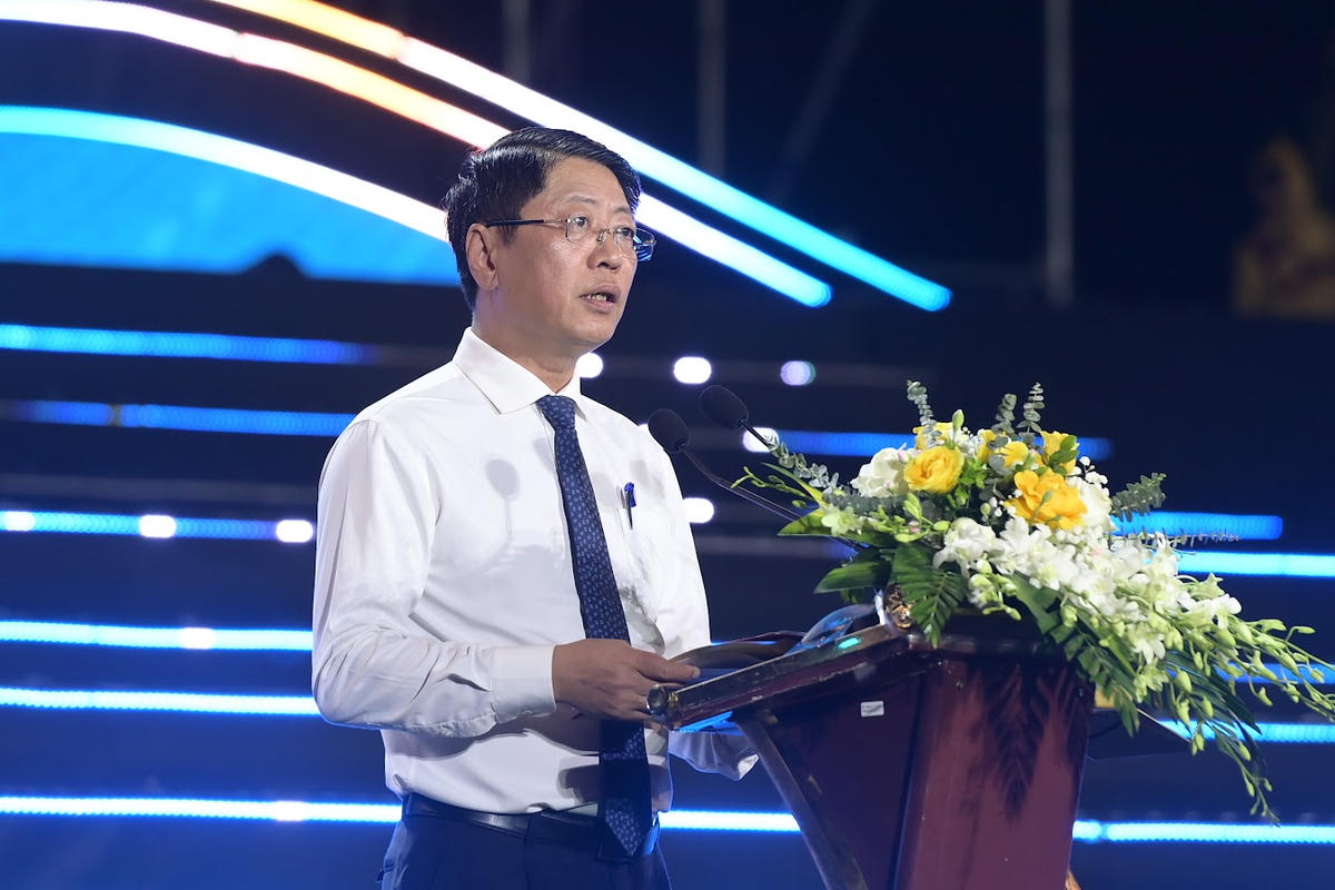 Phó Chủ tịch Thường trực UBND tỉnh Ninh Bình Trần Song Tùng phát biểu khai mạc Chương trình mùa du lịch biển 2026. Ảnh: Duy Hưng.