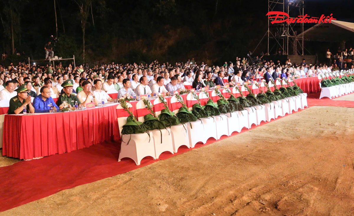 Hình ảnh 33 chiếc ghế hàng đầu với 33 bộ quân tư trang của các liệt sĩ hy sinh 60 năm trước tại Hang Hỏa Tiễn. Ảnh: ĐB