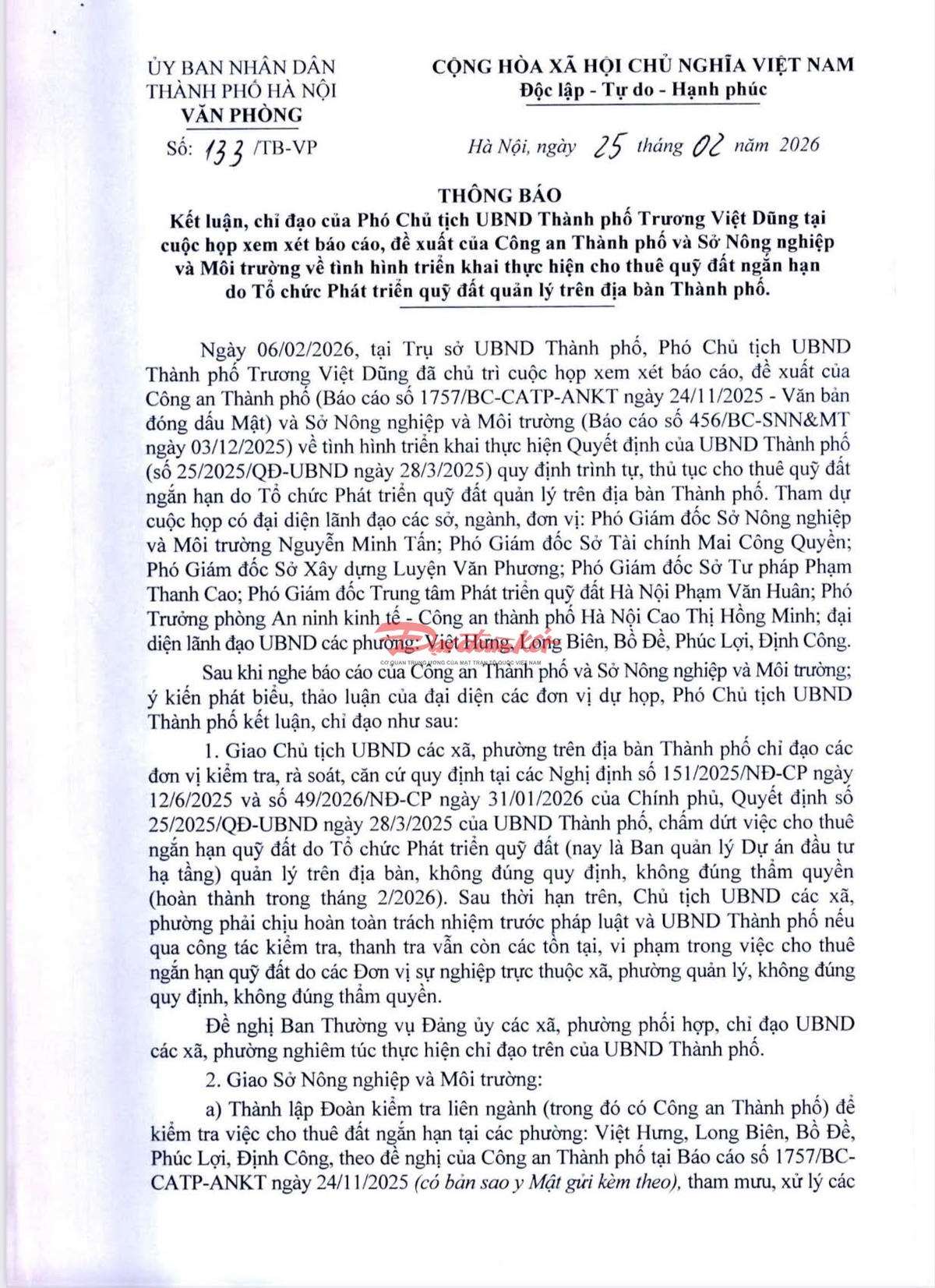 Chủ tịch TP. Hà Nội Vũ Đại Thắng chỉ đạo phường Việt Hưng làm rõ các vấn đề mà Báo Đại đoàn kết phản ánh
