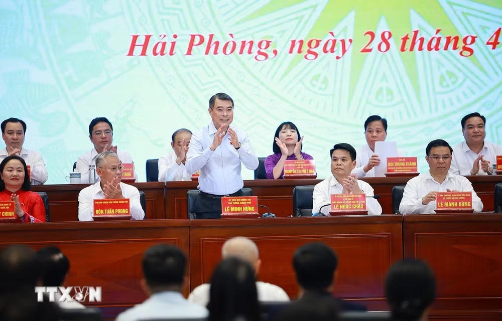 ttxvn-thu-tuong-le-minh-hung-tiep-xuc-cu-tri-thanh-pho-hai-phong-2804-2.jpg