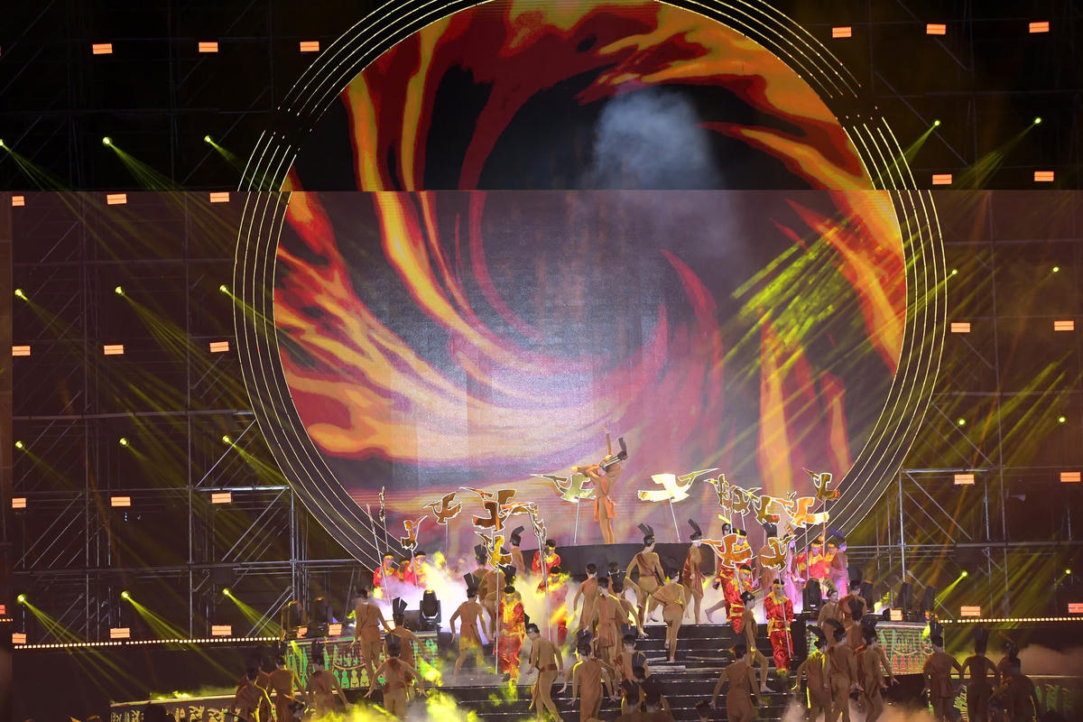 Điểm nhấn của chương trình “Âm vang Tổ quốc” là phương thức thể hiện mới, lấy hình tượng trống đồng làm hình ảnh xuyên suốt, kết hợp biểu diễn thực cảnh với âm nhạc giao hưởng, nhạc nhẹ, rock cùng các thủ pháp sân khấu, trình chiếu hiện đại, qua đó tái hiện lại truyền thống lịch sử cách mạng, vẻ đẹp văn hóa của dân tộc và tạo nên không gian nghệ thuật giàu cảm xúc, lắng đọng.