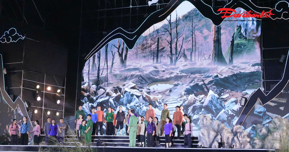 Chương trình nghệ thuật tái hiện sinh động khung cảnh lịch sử hào hùng, gợi nhớ những năm tháng gian khổ nhưng tự hào của các TNXP. Ảnh: ĐB