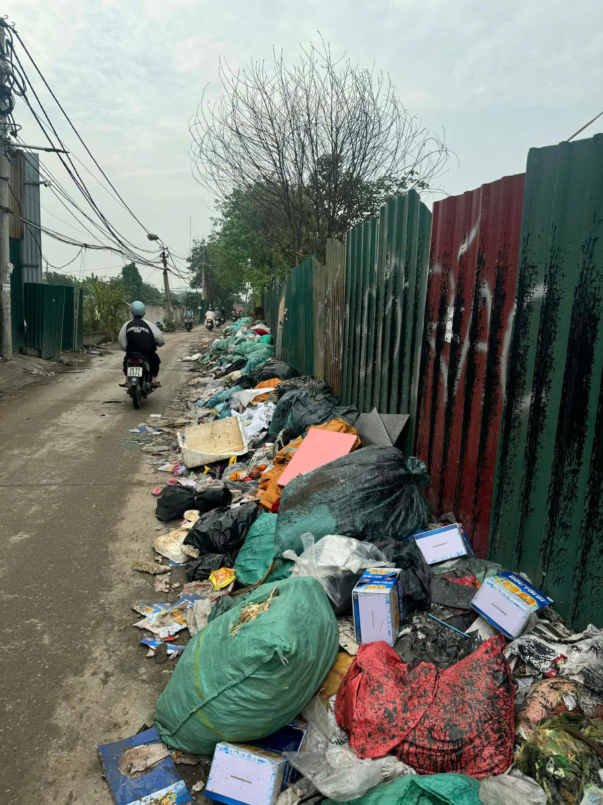 Đoạn đường từ Triều Khúc sang Yên Xá (khu vực cuối ngõ 215 phố Triều Khúc) thuộc địa bàn phường Thanh Liệt, TP Hà Nội đang "ngập tràn" các loại rác thải.