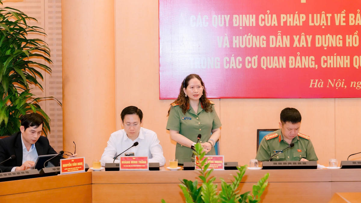 Thượng tá Đặng Thị Hồng Nhung, Phó Trưởng phòng quản lý nhà nước về bảo vệ bí mật nhà nước, Cục An ninh chính trị nội bộ - Bộ Công an trao đổi tại hội nghị. Ảnh: Đạt Lê