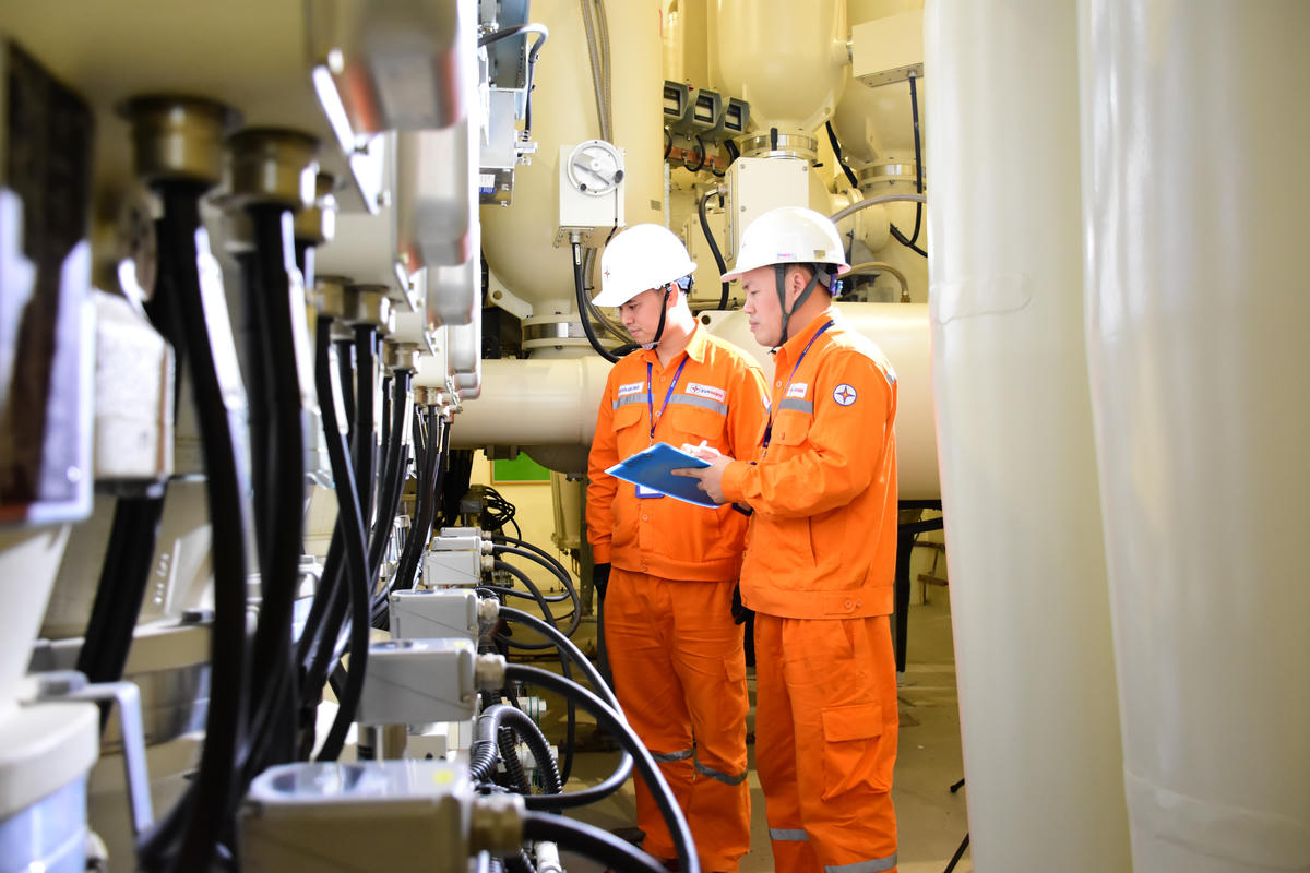 Kiểm tra tình trạng vận hành trạm GIS tại trạm biến áp 110kV Tây Hồ